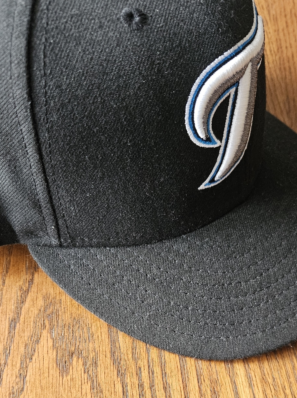 Toronto Blue Jays New Era 59FIFTY Black hat – “T” Logo (7 1/4) - Picture 7 of 8